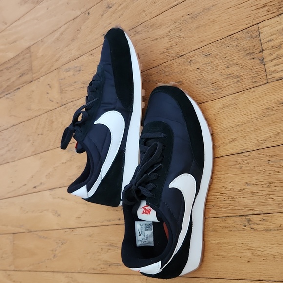 Nike Women's Black Sneakers - Picture 7 of 10